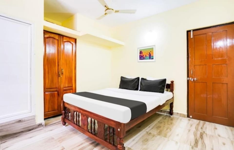 Bed, Photo of the whole room, Bedroom, fireplace, wardrobe