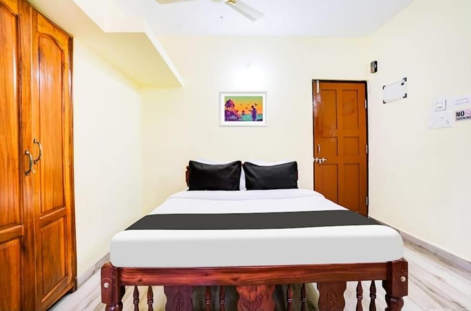 Bed, Photo of the whole room, Bedroom, fireplace, wardrobe