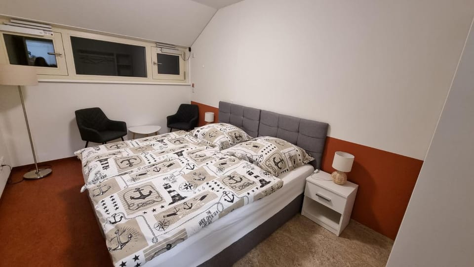 Bed, Photo of the whole room, Seating area, Bedroom