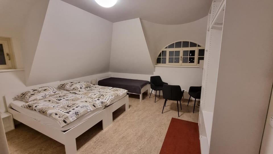 Bed, Photo of the whole room, Seating area, Bedroom