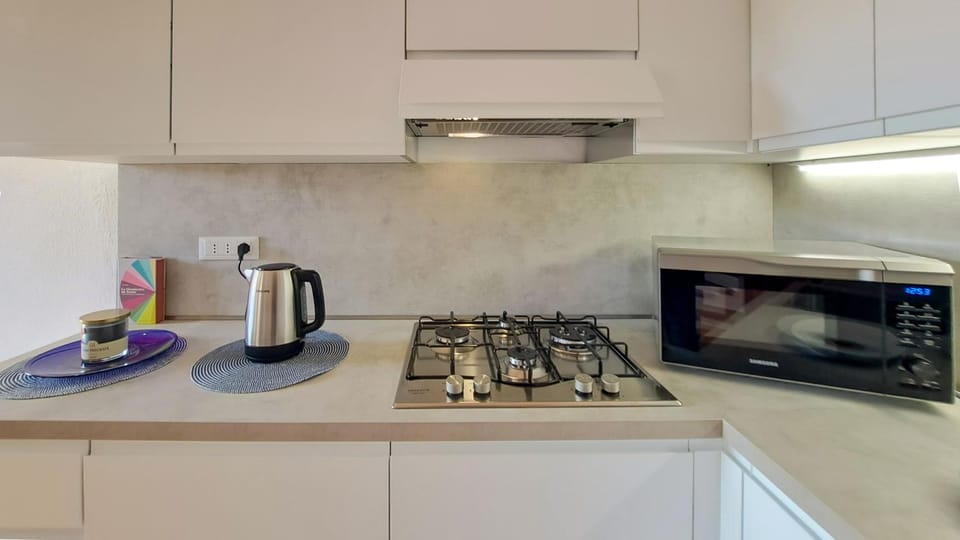 Coffee/tea facilities, stove