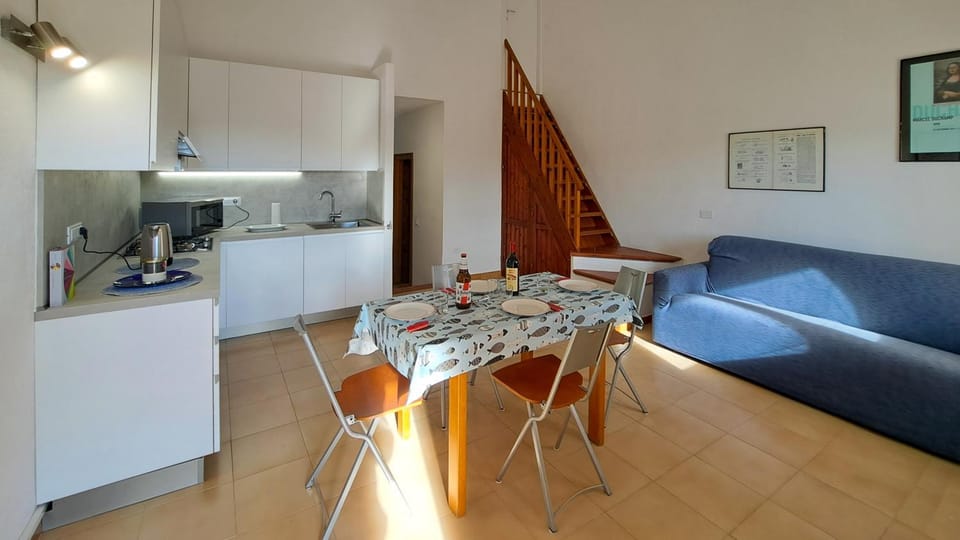Kitchen or kitchenette, Living room, Seating area, Dining area, oven, stove
