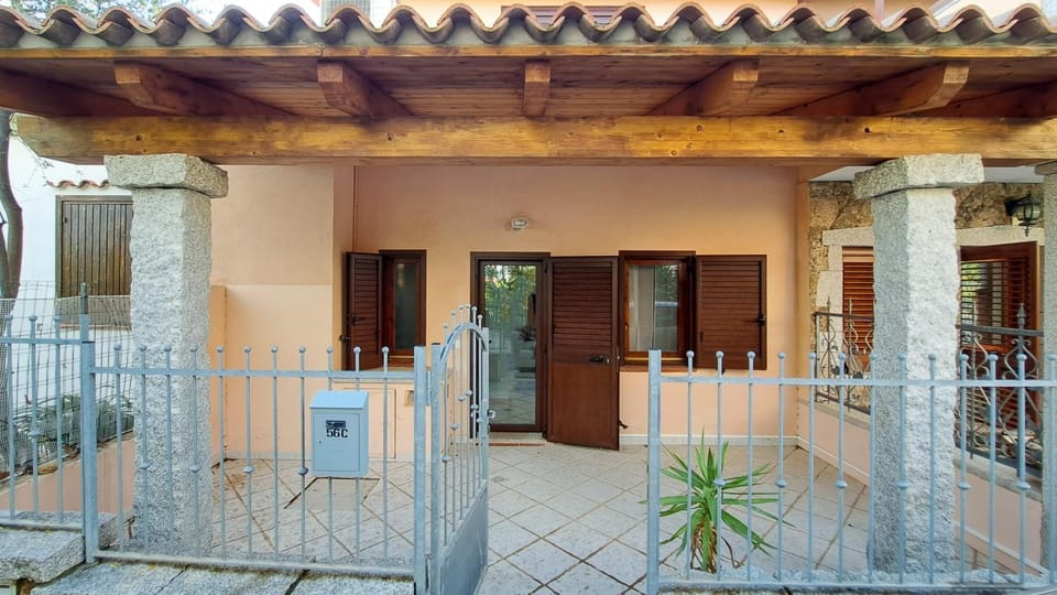 Property building, Facade/entrance, Day