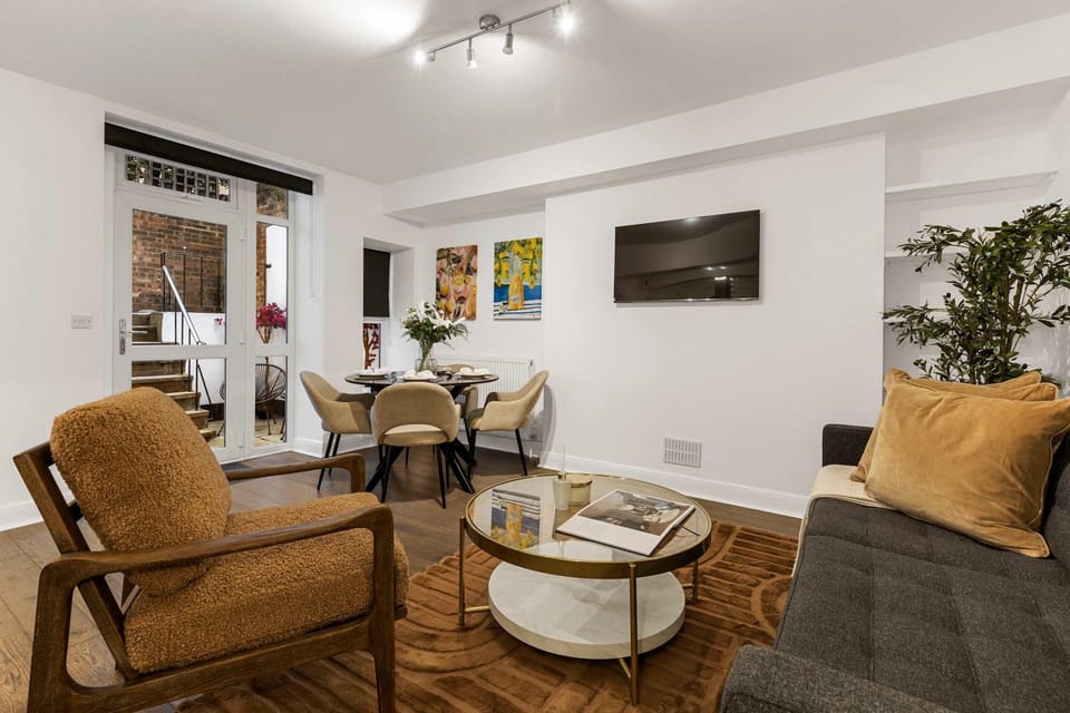 Chic Hideaway by Portobello Road Apartment in City of Westminster