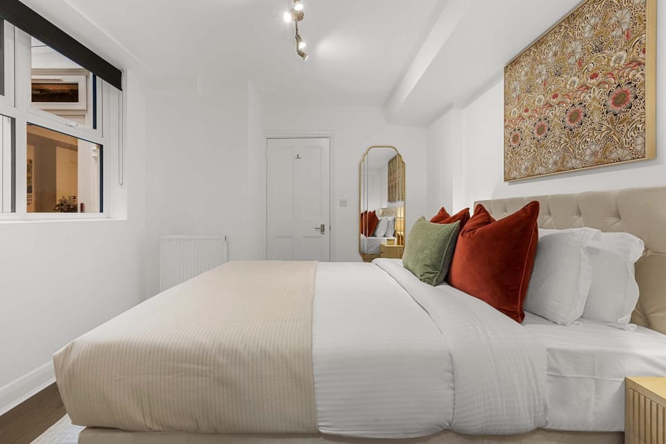 Chic Hideaway by Portobello Road Apartment in City of Westminster