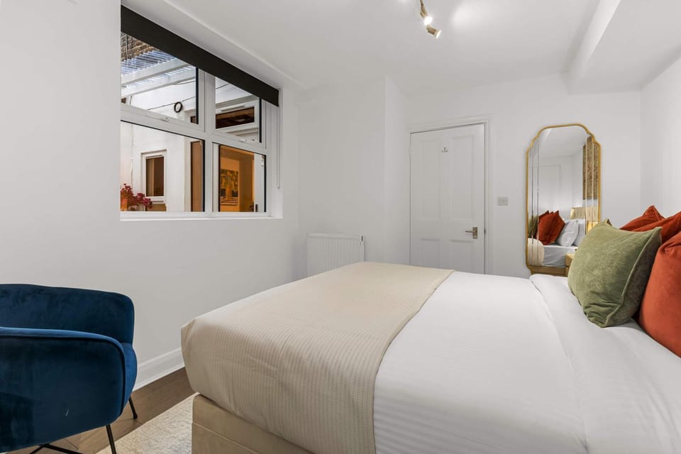 Chic Hideaway by Portobello Road Apartment in City of Westminster