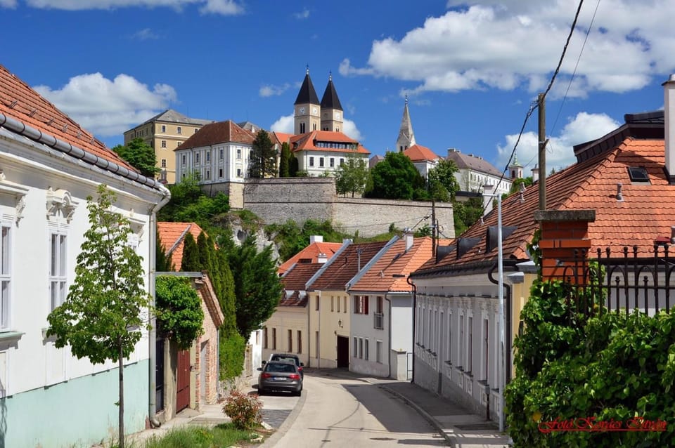 Neighbourhood, Street view, Location