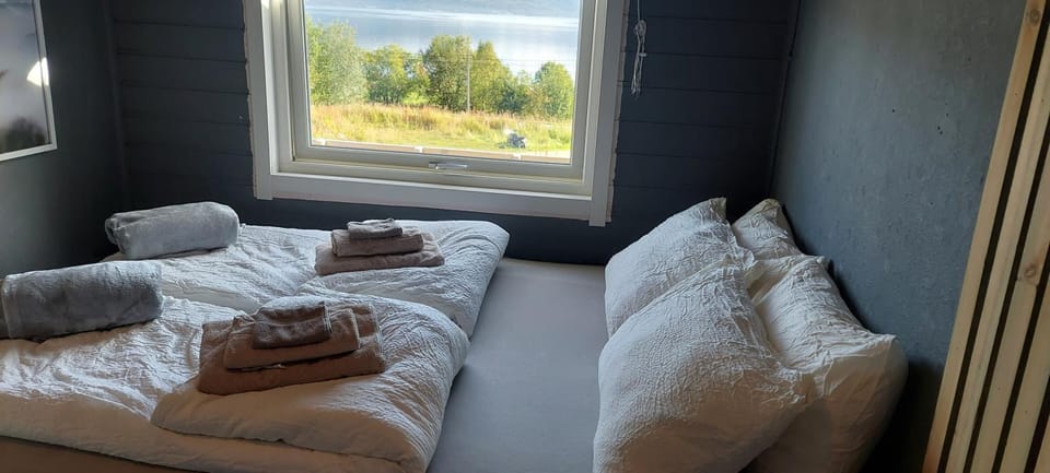 Arctic Cabin - Mellomgaard on southern Kvaløya #sauna & bbq hut on site! Cabin in Troms Og Finnmark