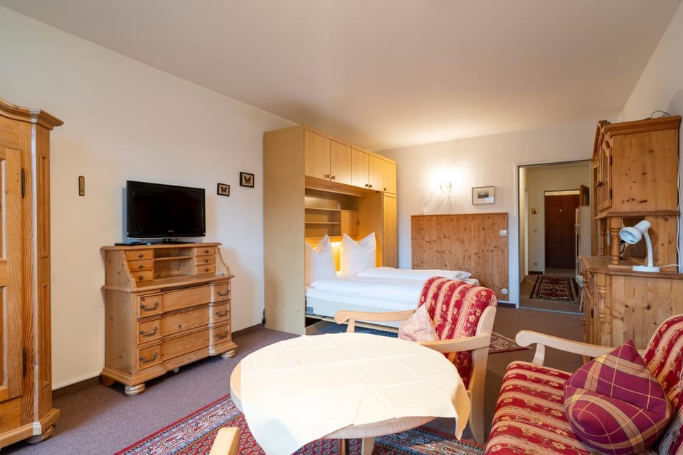 Bed, TV and multimedia, Bedroom