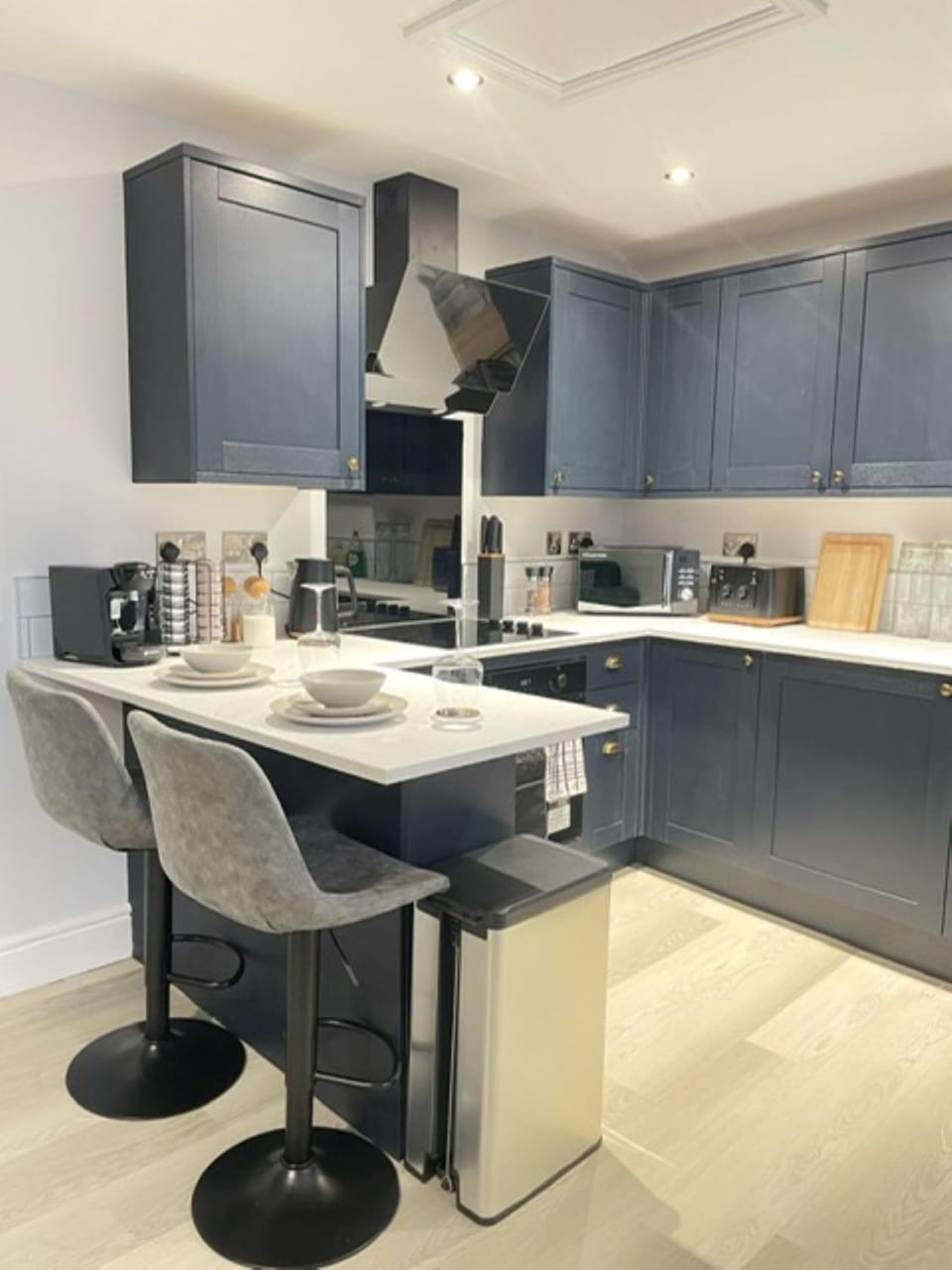 Coffee/tea facilities, Kitchen or kitchenette, Dining area, stove, toaster