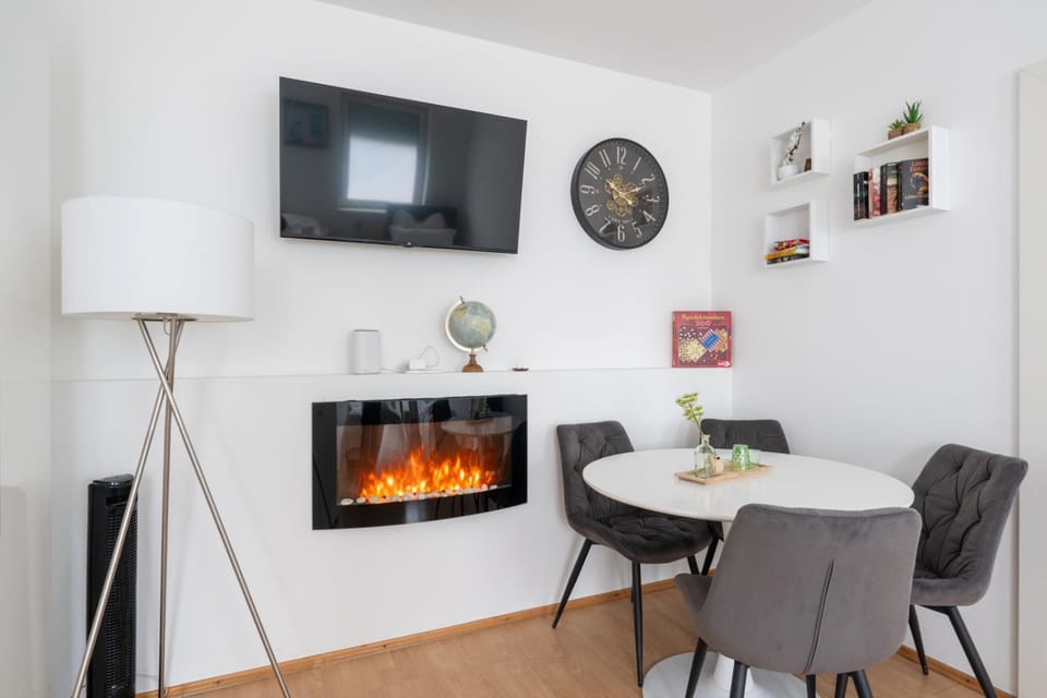 TV and multimedia, Living room, Seating area, Dining area