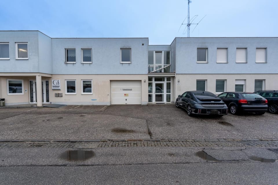 Property building, Day, Neighbourhood, Street view, Location, Parking