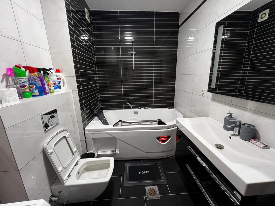 Toilet, Hot Tub, Bathroom, Bath