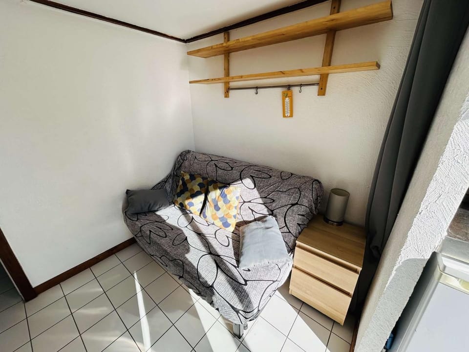 Bed, Living room