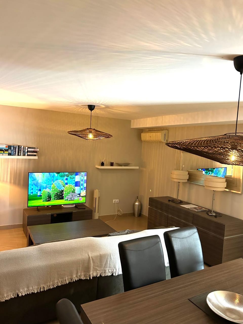 TV and multimedia, Living room, Seating area, Dining area