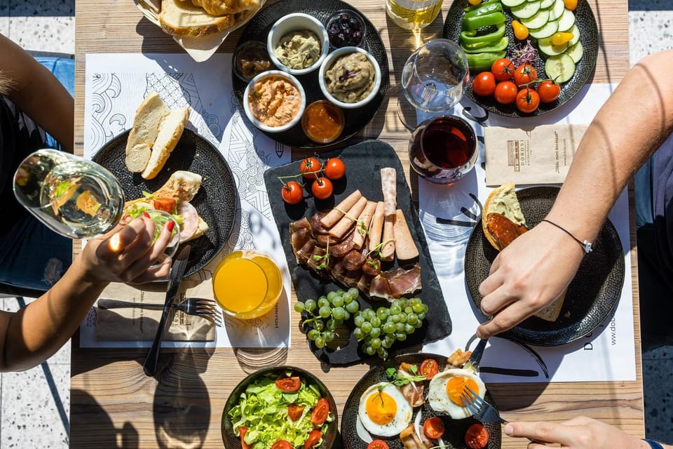 Restaurant/places to eat, Buffet breakfast
