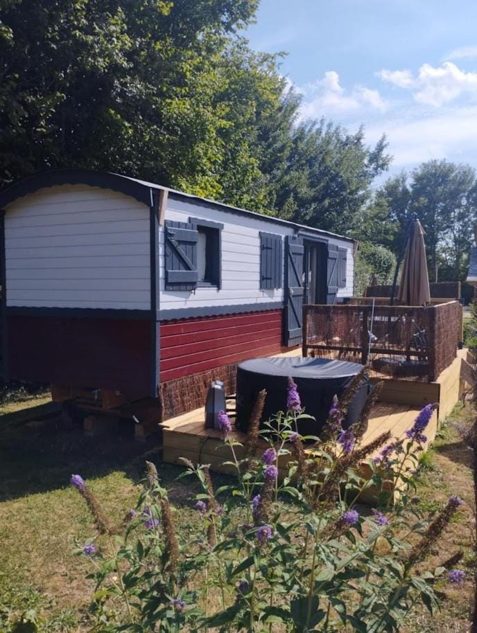 L'Orée des 4 chemins Campground/ 
RV Resort in Bourgogne-Franche-Comté