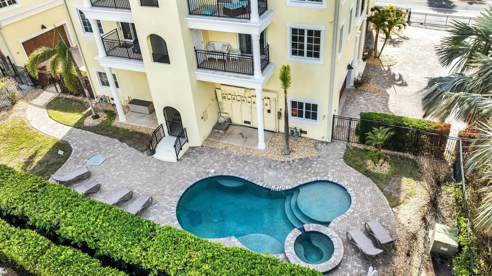 An Upscale Villa in the heart of Siesta Key on Beach Road House in Siesta Beach