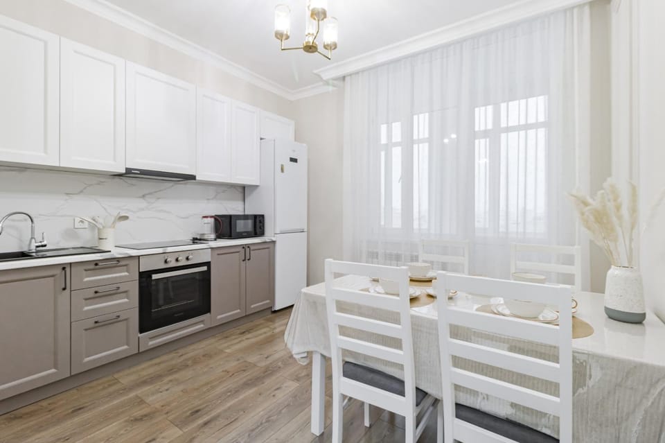 Kitchen or kitchenette, Dining area, oven, stove