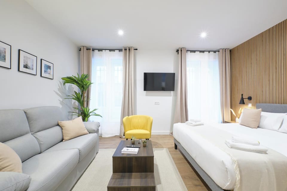 Bed, TV and multimedia, Living room, Photo of the whole room, Seating area, Bedroom