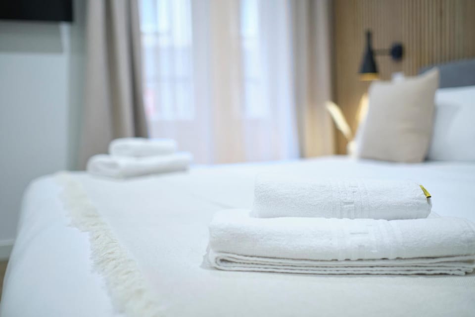 Bed, Bedroom, towels