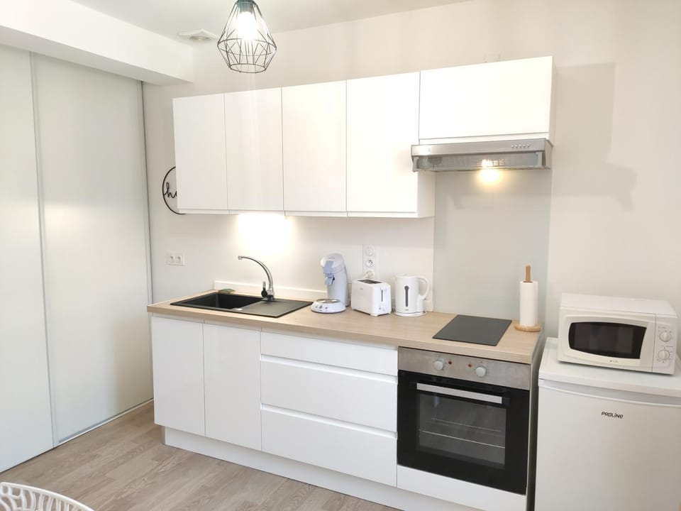 Coffee/tea facilities, oven, toaster, kitchen