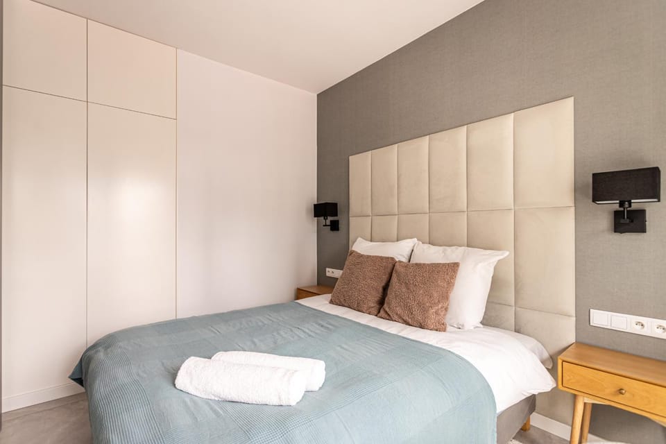 Bed, Bedroom, towels, wardrobe