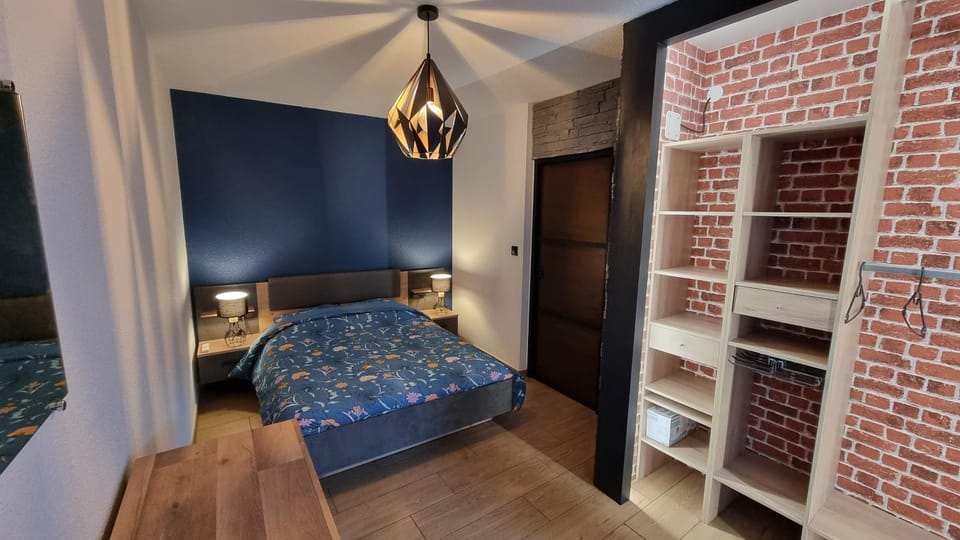 Photo of the whole room, Bedroom