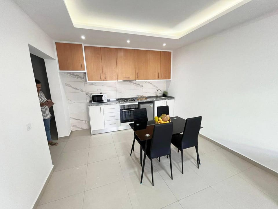 Kitchen or kitchenette, Dining area, oven, stove