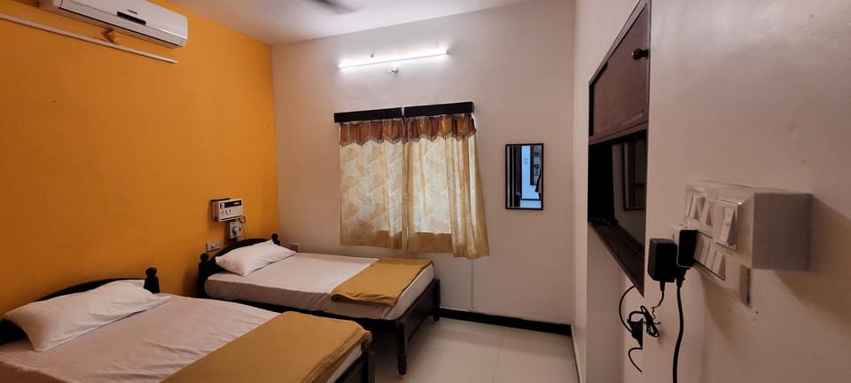 Bed, TV and multimedia, Photo of the whole room, Bedroom, air conditioner