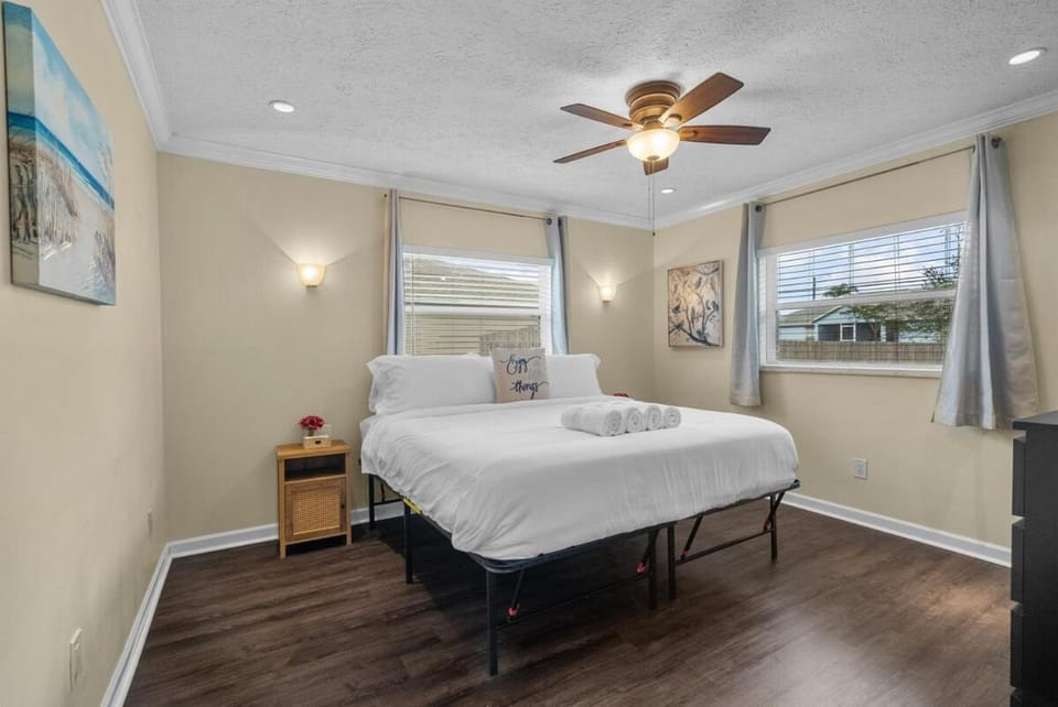 Blue Skies Bungalow - Heated Pool & Beach Fire Pit House in Port Saint Lucie