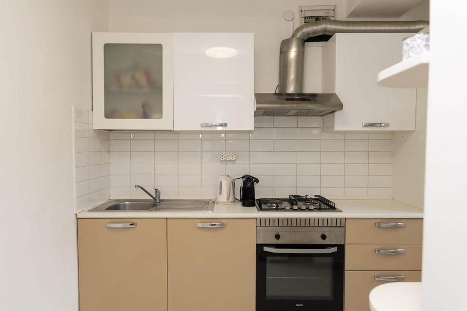 Coffee/tea facilities, Kitchen or kitchenette, oven, toaster