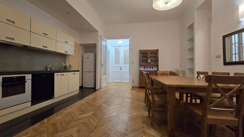 Kitchen or kitchenette, Dining area, oven, stove