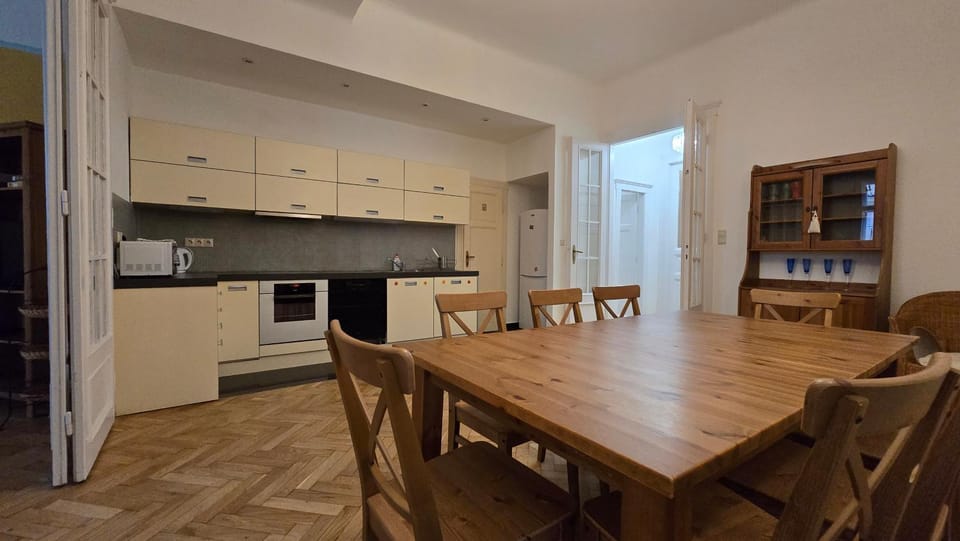 Kitchen or kitchenette, Dining area, oven, stove