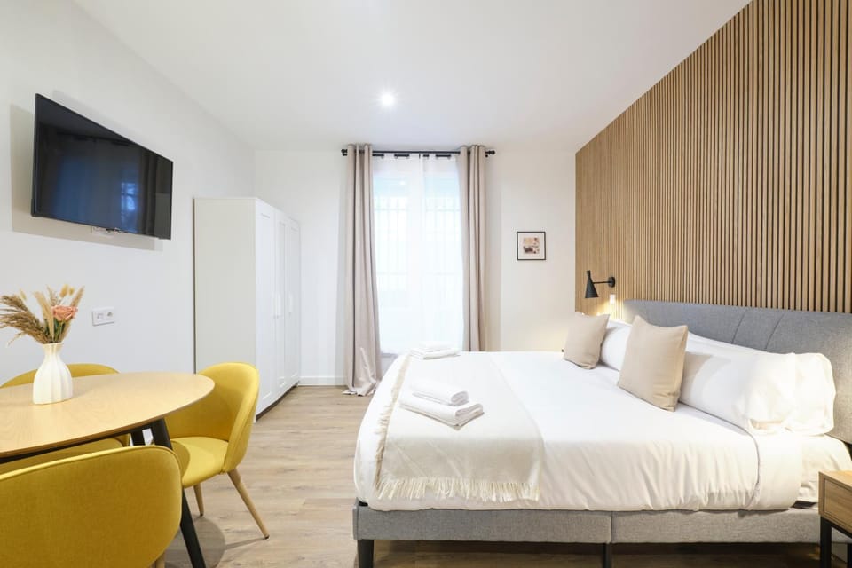 Bed, TV and multimedia, Living room, Photo of the whole room, Seating area, Dining area, Bedroom