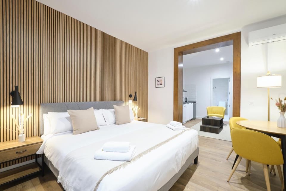 Bed, Living room, Photo of the whole room, Seating area, Dining area, Bedroom, towels