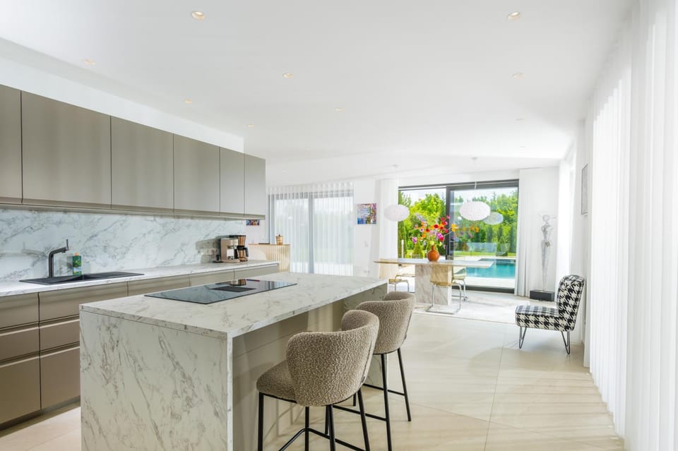 Kitchen or kitchenette, Living room, Seating area, Dining area, stove