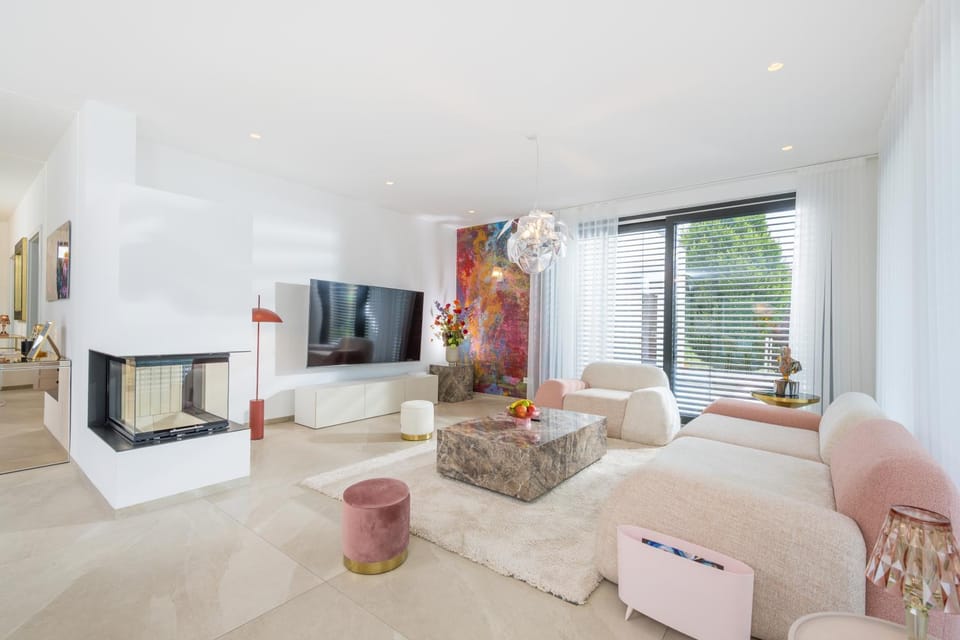 TV and multimedia, Living room, Photo of the whole room, Seating area, Evening entertainment