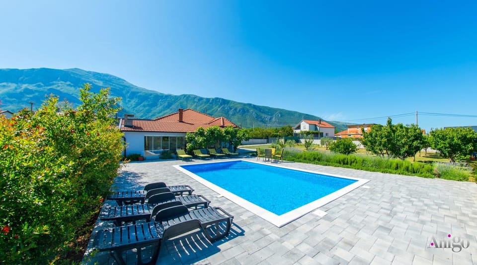 Nearby landmark, Garden, Pool view, Swimming pool, sunbed