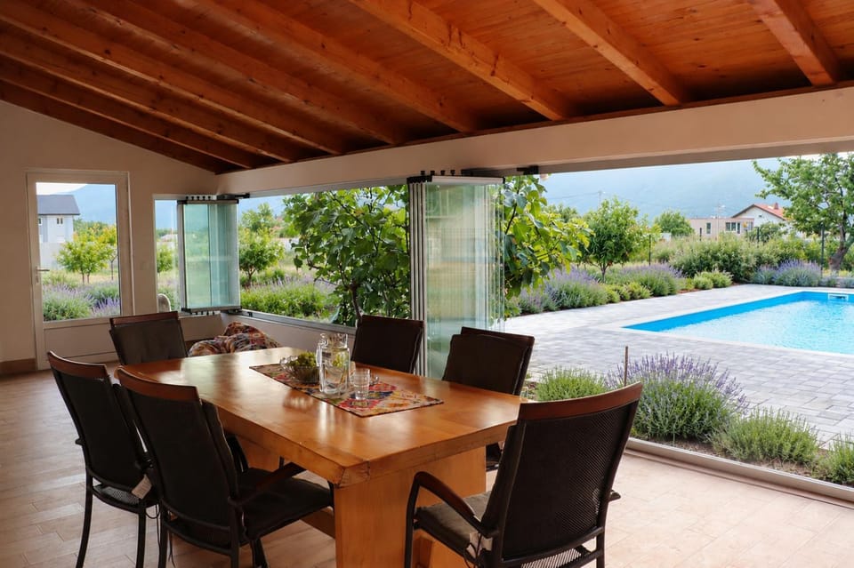 Dining area, Garden view, Pool view, Swimming pool