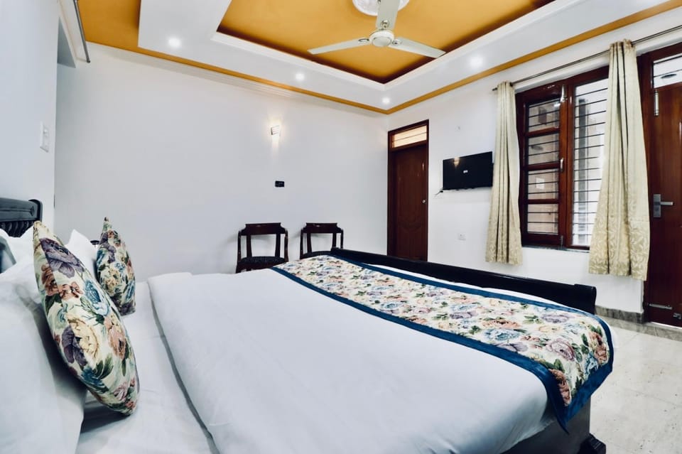 Bed, TV and multimedia, Photo of the whole room, Bedroom