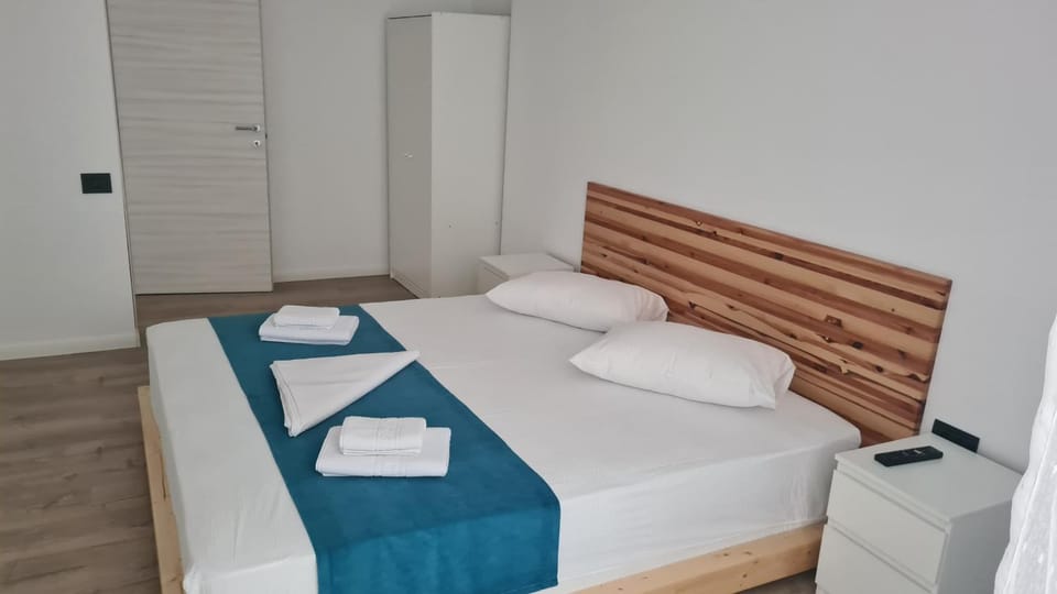 Bed, Photo of the whole room, towels