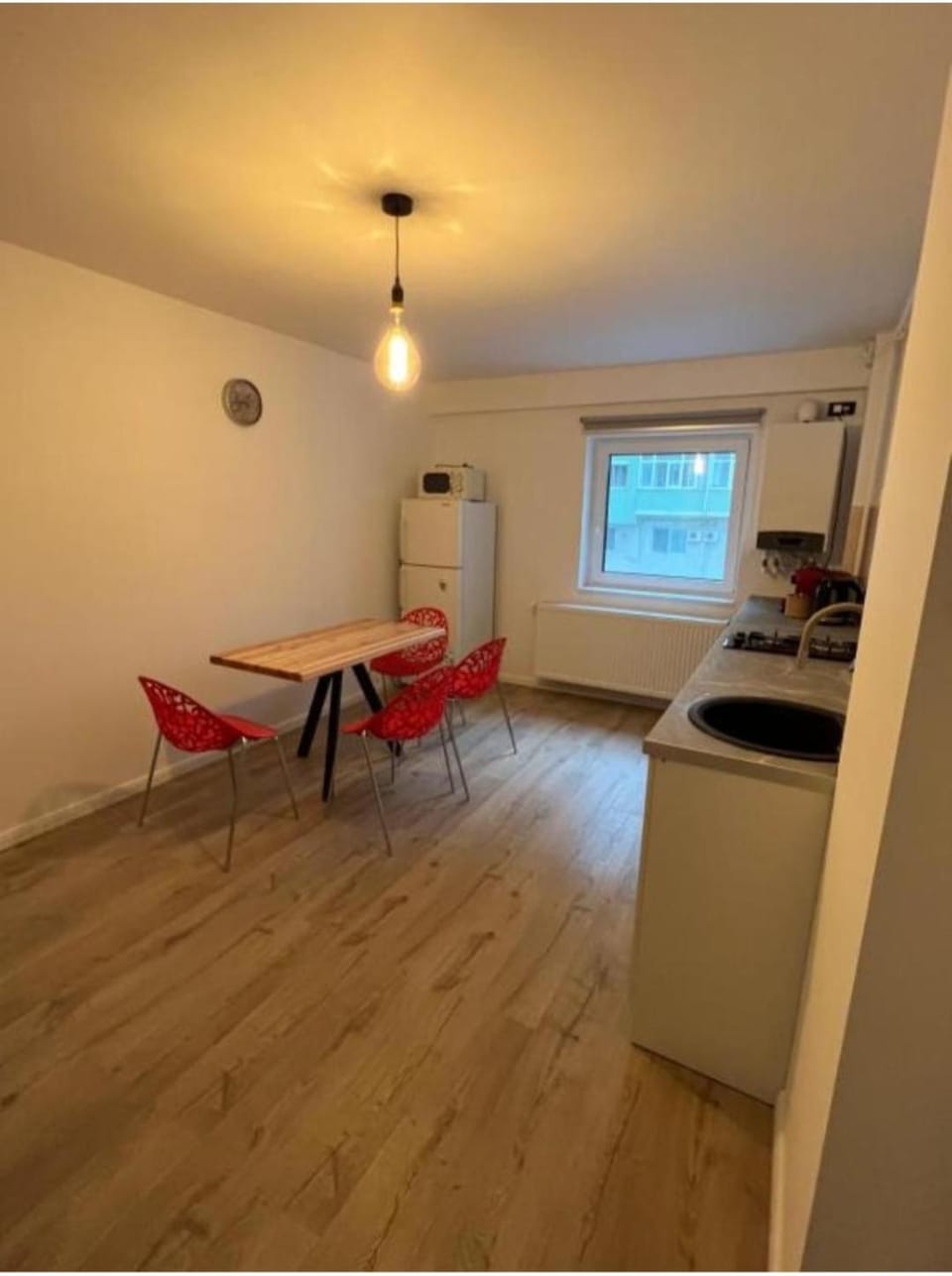 Kitchen or kitchenette, Dining area, stove