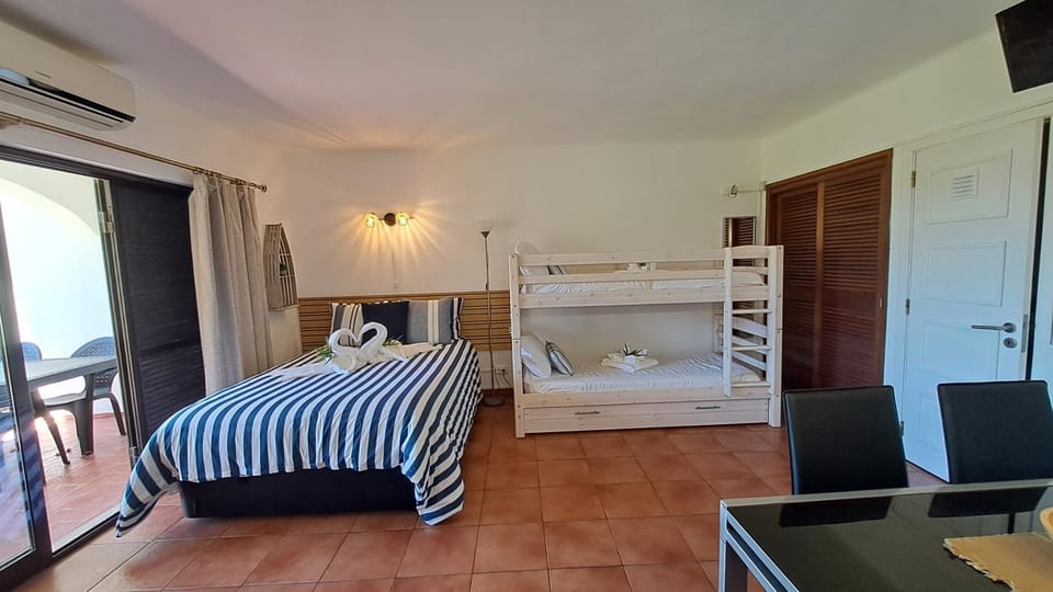 Bed, TV and multimedia, Bedroom