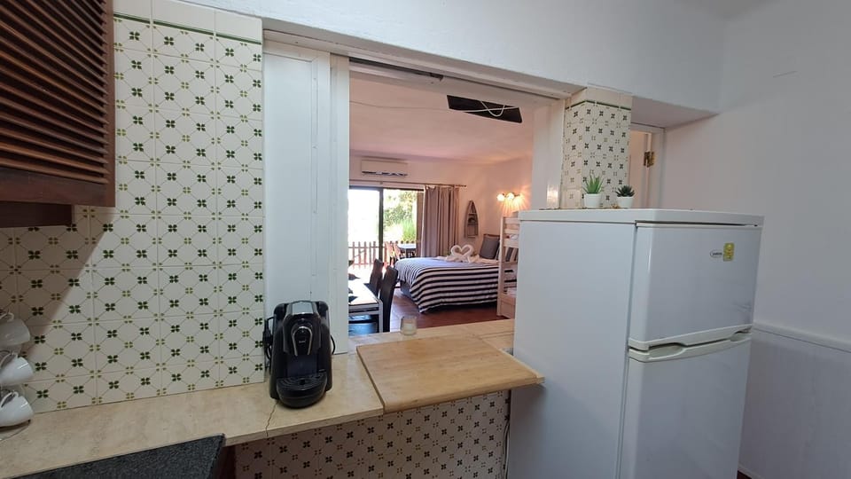 Kitchen or kitchenette, Dining area, oven, stove