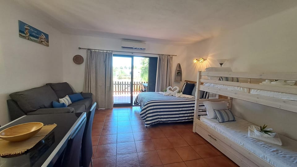 Bed, Living room, Dining area, Bedroom