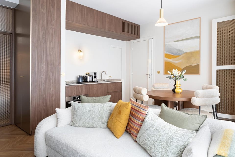 Kitchen or kitchenette, Living room, Seating area, Dining area