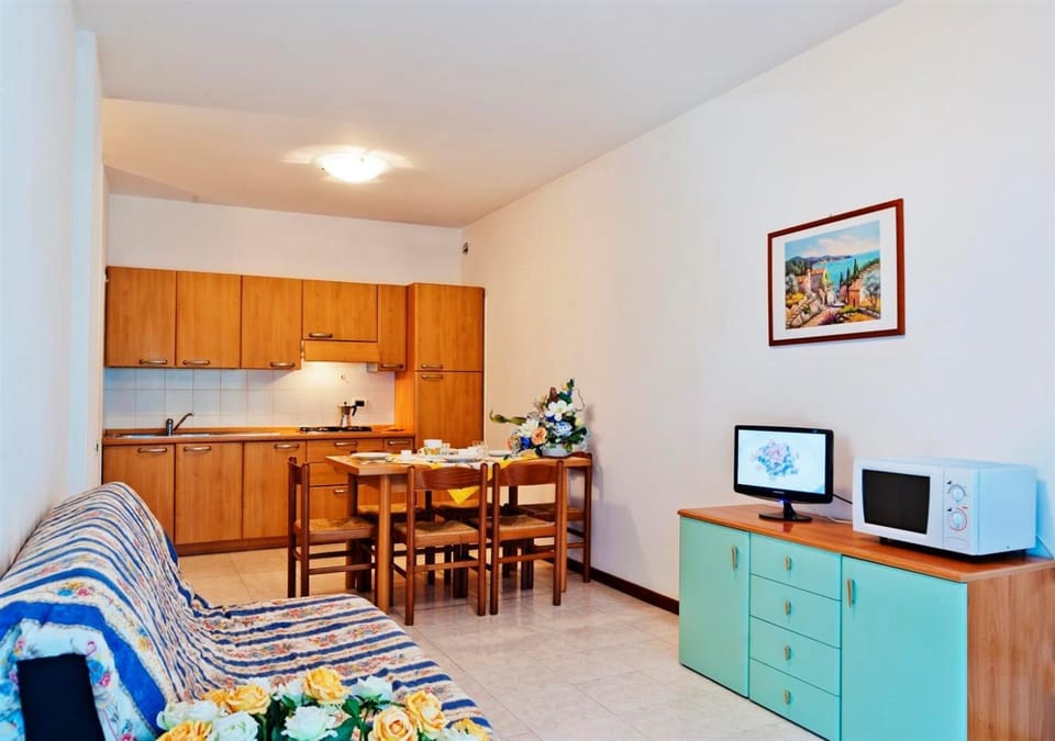 TV and multimedia, Seating area, Dining area, microwave
