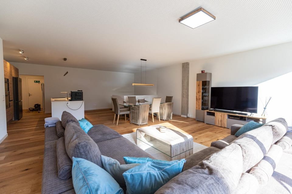 TV and multimedia, Kitchen or kitchenette, Living room, Seating area