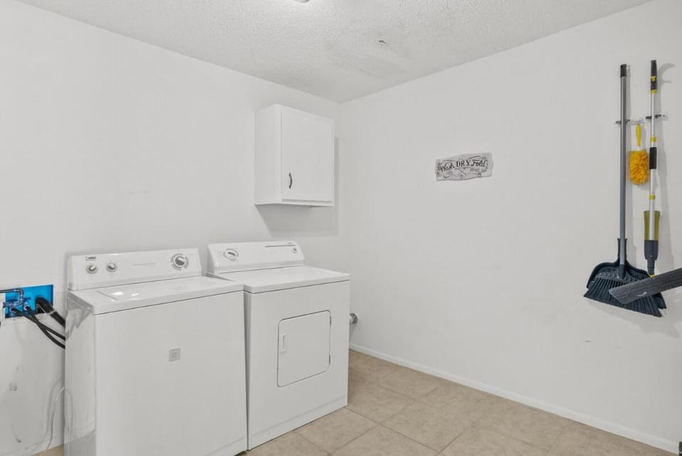 Sunshine Retreat - Heated Pool & Dock Ocean Access House in Port Saint Lucie